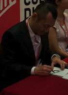 Masakazu Katsura firmando autógrafos en Virgin Megastore antes del Japan Expo 11