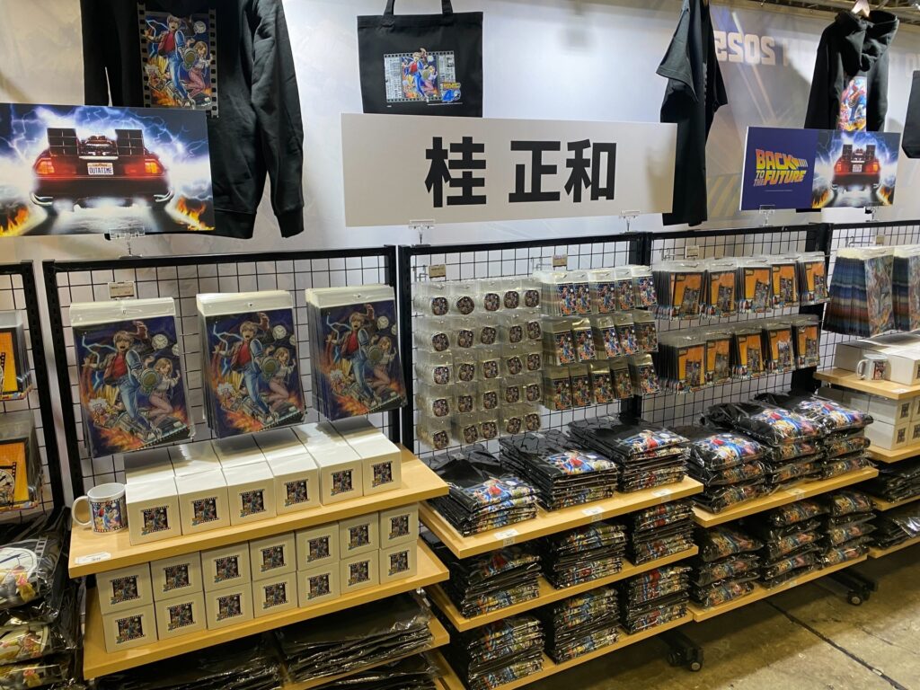 Sección de la tienda con la ilustración de Katsura en diversos elementos: camisetas, posters...
